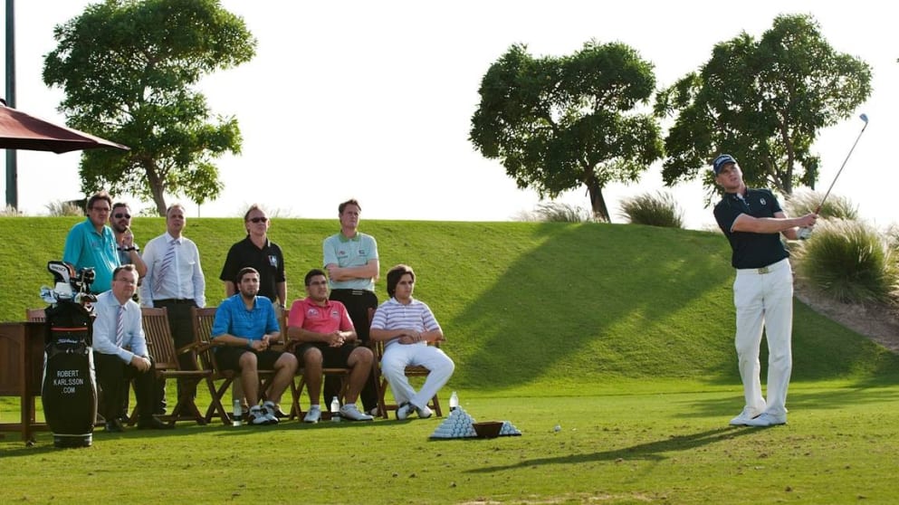 Robert Karlsson hosts a clinic during a visit to the Earth Course