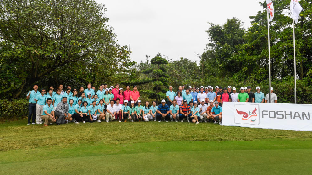 Players, staff and caddies pose alongside the tree planted in memory of Keith Hardman (credit: Richard Castka)