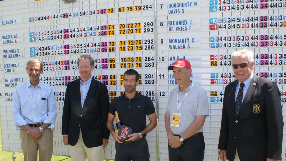 Edoardo De La Riva recieves a gift from Ravenstein Royal Golf Club of Belgium for breaking the course record