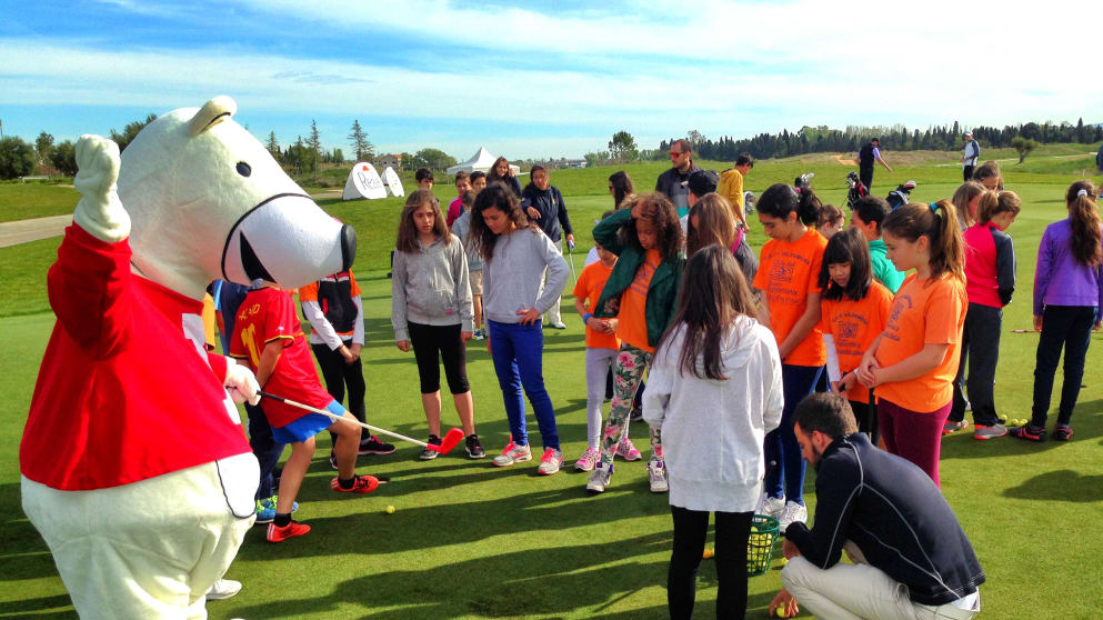 Bogey Bear entertains the visiting kids at the Challenge de Madrid