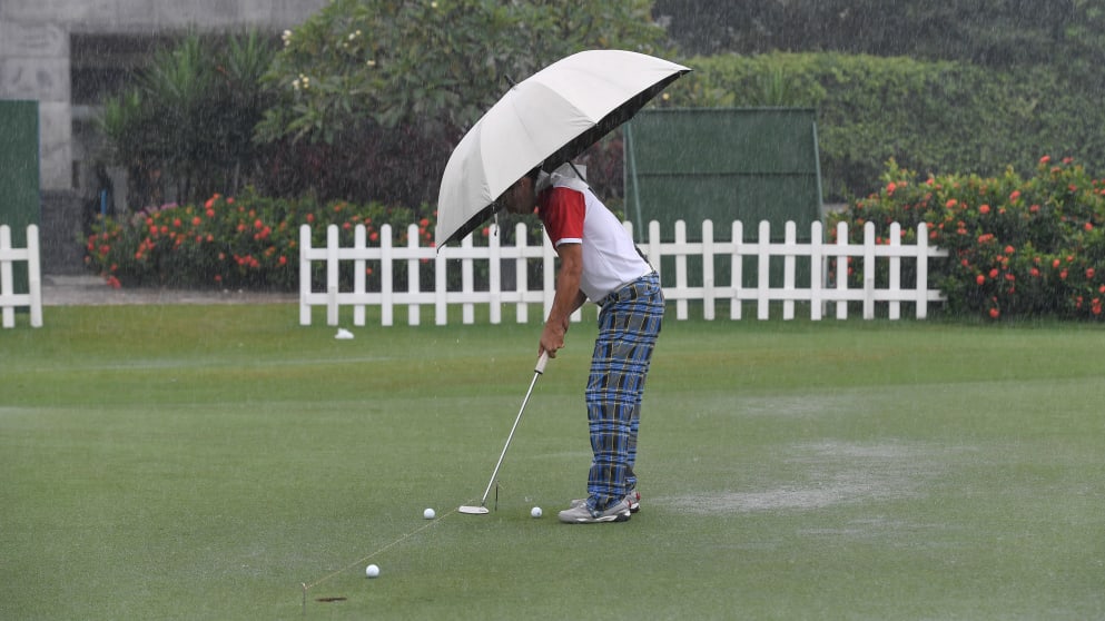 Liu Chun putting in the rain (Richard Castka/Sportpixgolf.com)