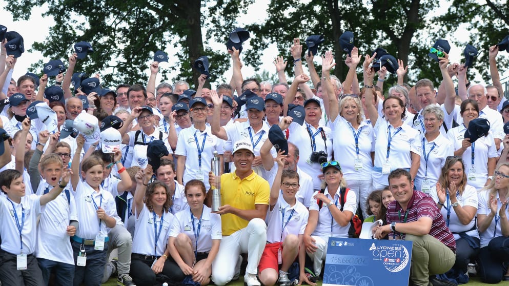 Wu Ashun celebrates his victory 