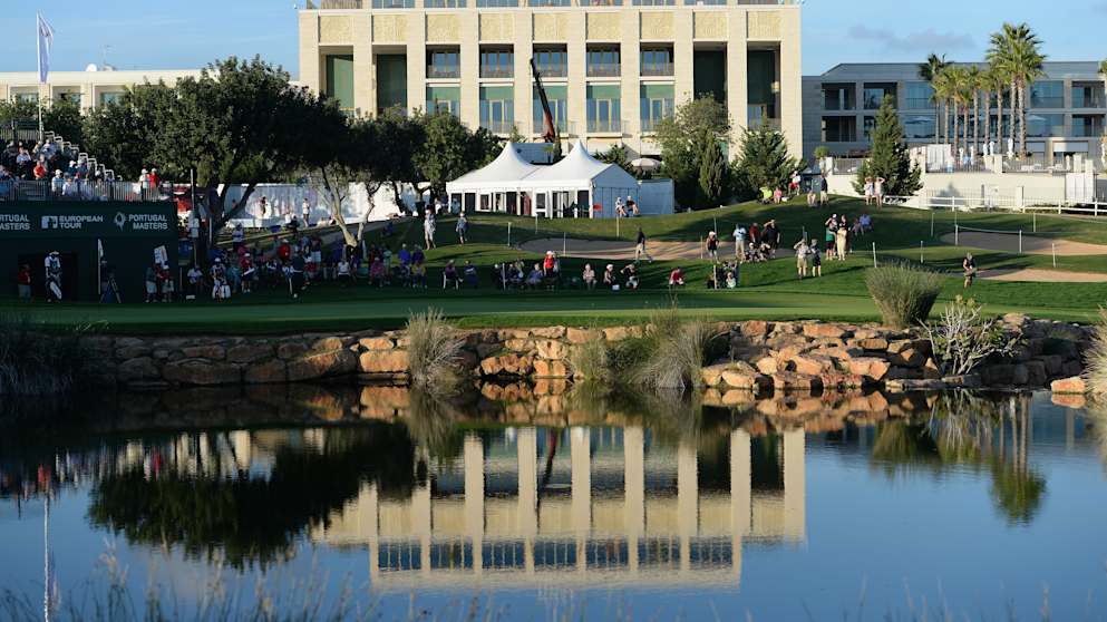 A view of the 18th green and the Tivoli Victoria Hotel 