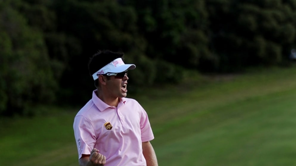 Louis Oosthuizen holes the winning putt