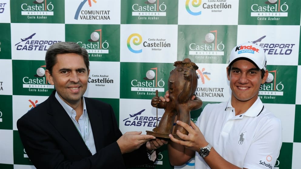 Matteo Manassero recieves his first professional trophy