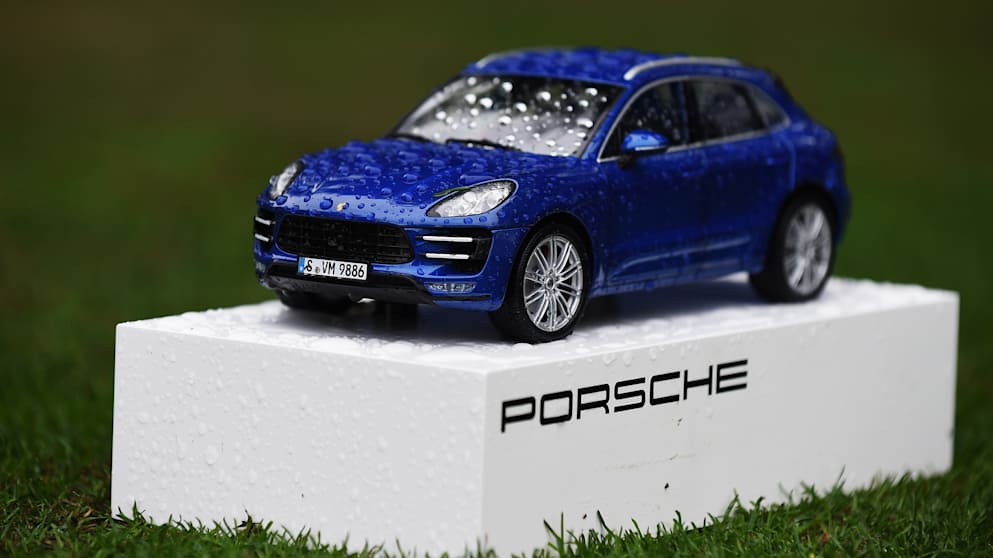 Porsche tee marker