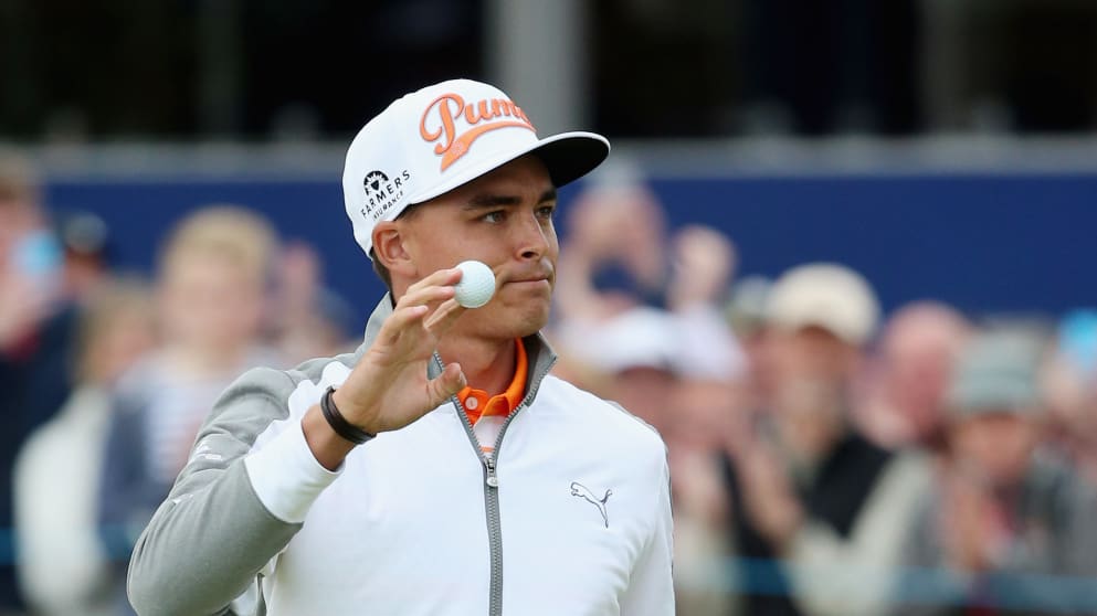 Rickie Fowler waves on the 18th green