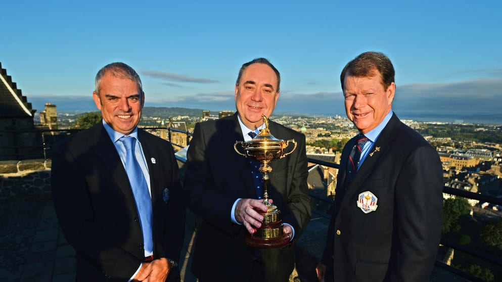 European Captain Paul McGinley (L) and US Captain Tom Watson (R) pose alongside Scotland's First Minister Alex Salmond (C) with the Ryder Cup 