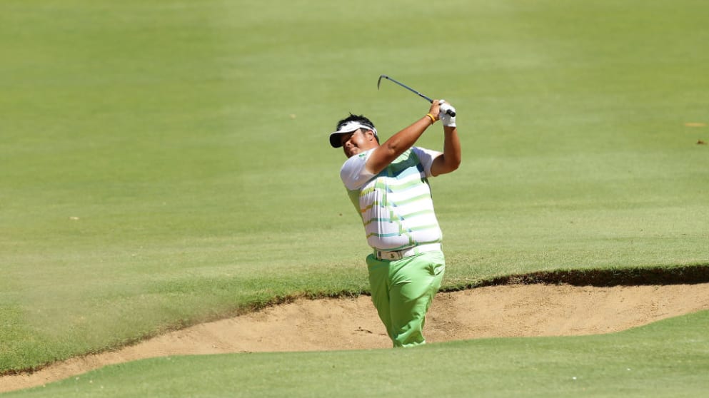Kiradech Aphibarnrat with trophy