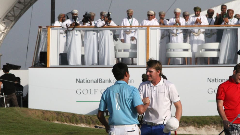 Roope Kakko shakes hands with Daniel Im after his victory (Ingmar Jense)