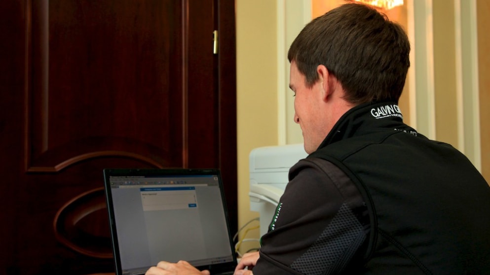 Chris Paisley (@ChrisPaisley86) sending a Tweet from Zhailjau Goldf Resort at the Kazakhstan Open (Phil Inglis)