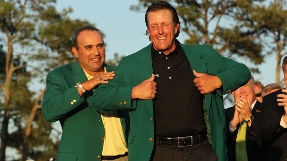 Angel Cabrera helps Phil Mickelson into his Green Jacket