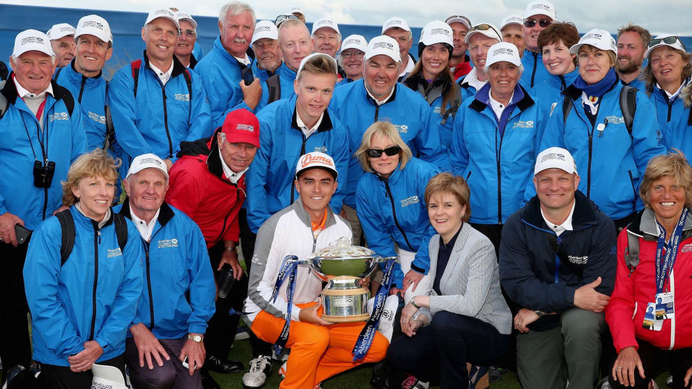 Rickie Fowler and First Minister of Scotland Nicola Sturgeon with volunteers 