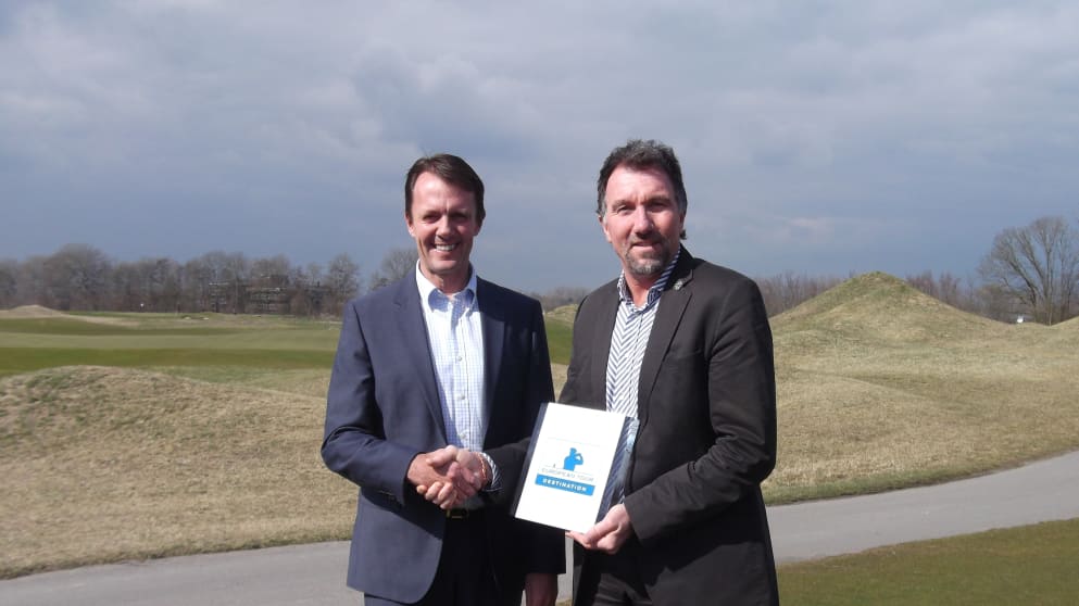 Michael Moser, Director of Golf at Diamond Country Club, receiving the European Tour Destination plaque from David MacLaren, Director of Property & Venue Development, European Tour.