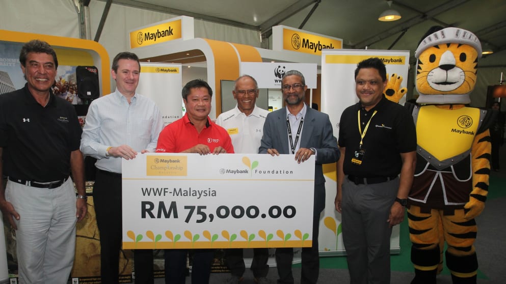 Global One’s CEO, John Eu, The European Tour’s Deputy Director of International Policy, Ben Cowen, and the Asian Tour’s Chairman, Kyi Hla Han hand over the cheque to WWF-Malaysia’s tiger conservation programme