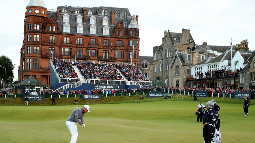 Tyrrell Hatton plays the 18th at St Andrews during the 2016 Alfred Dunhill Links Championship