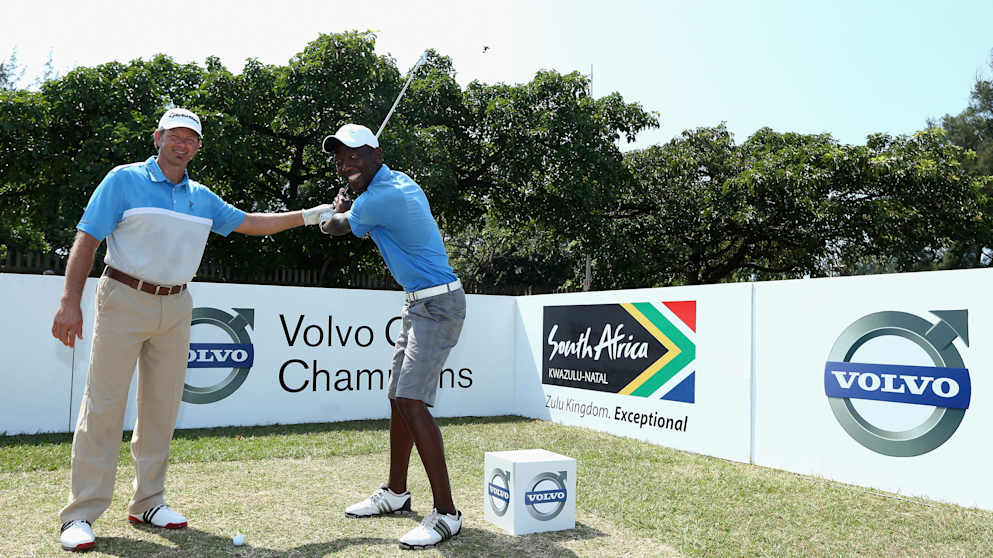 Retief Goosen poses with Siyanda Mwandla