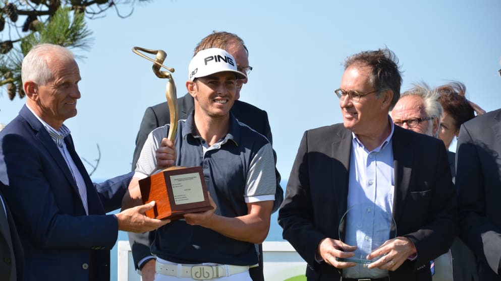 Scott Arnold - poses with the Cordon Golf Open trophy after his victory in France