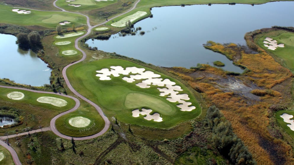 The iconic bunkering on the 13th at Kuneticka Hora 