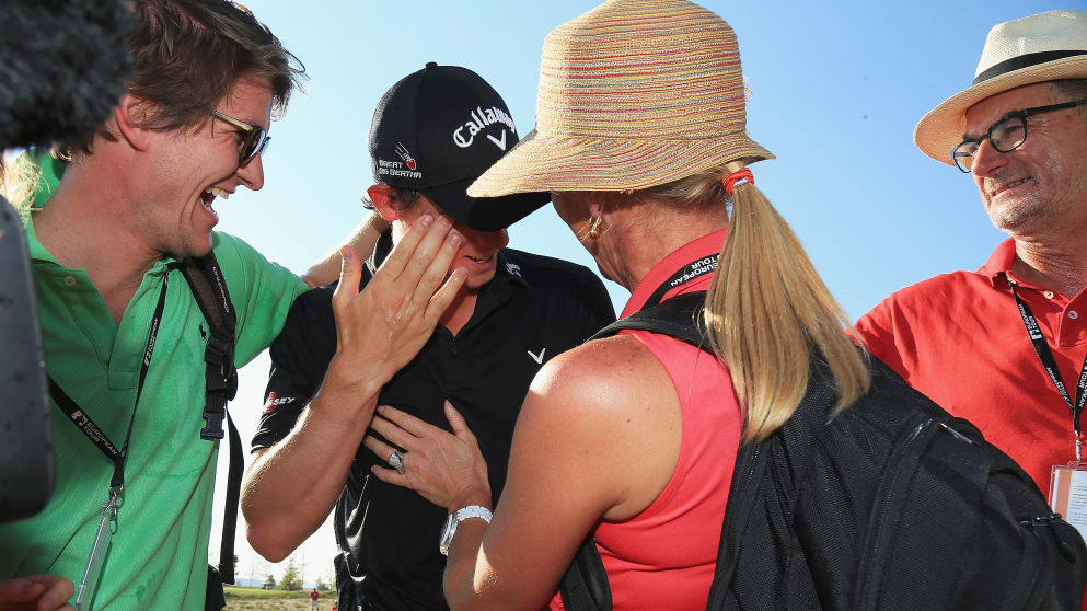 Thomas Pieters celebrates winning the 2015 Czech Masters with his family