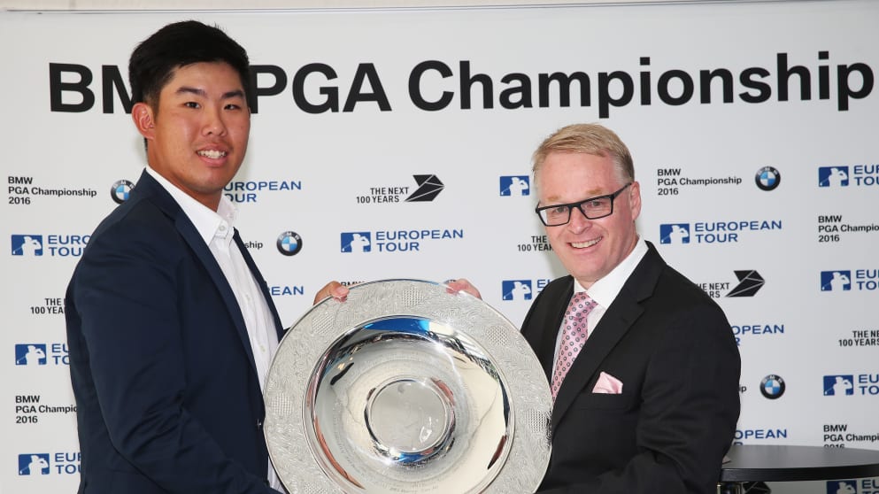 Byeong Hun An receives the Sir Henry Cotton Award from European Tour CEO Keith Pelley