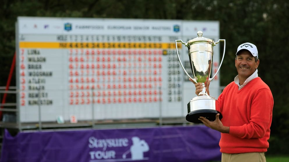 Santiago Luna with the trophy in front of his winning score