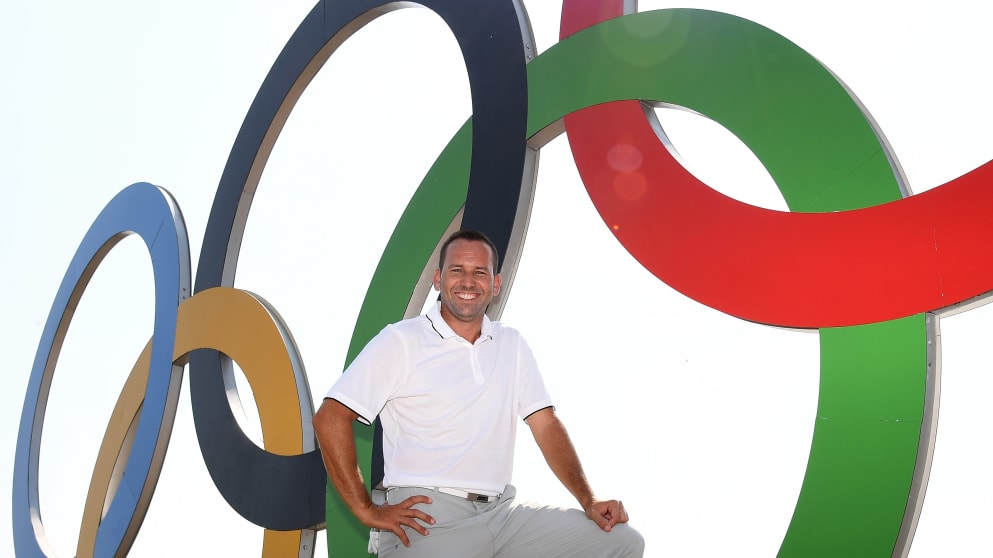 Sergio Garcia poses with the Olympic rings 