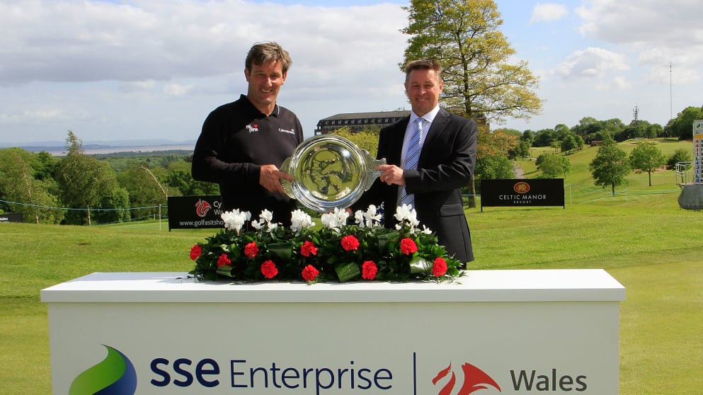 Paul Wesselingh receives the trophy from Jonathan Marsh, Finance Director SSE Enterprise 