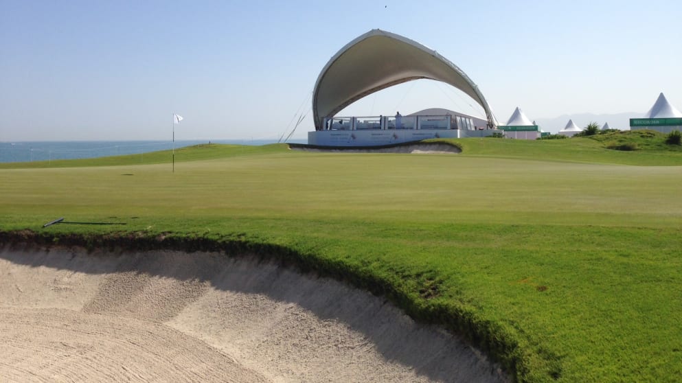 The 18th green at Almouj Golf, The Wave