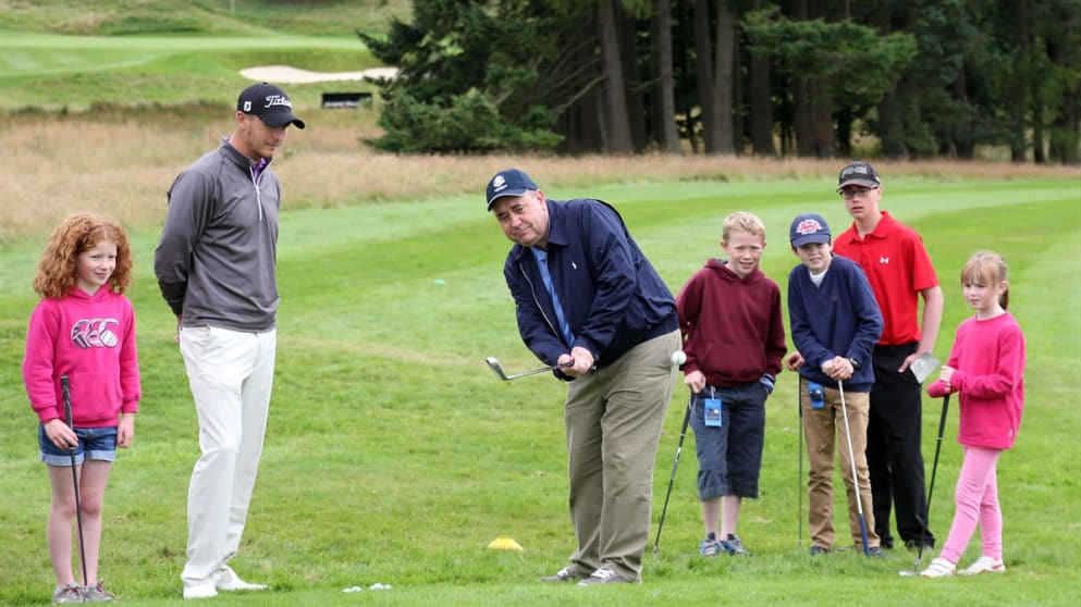  Lloyd Saltman and Scotland's First Minister Alex Salmond try a bit of ClubGolf