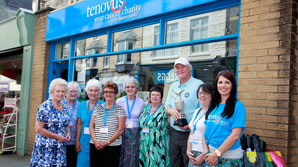  Mark Wiebe visits Tenovus Charity shop in Porthcawl's High Street 