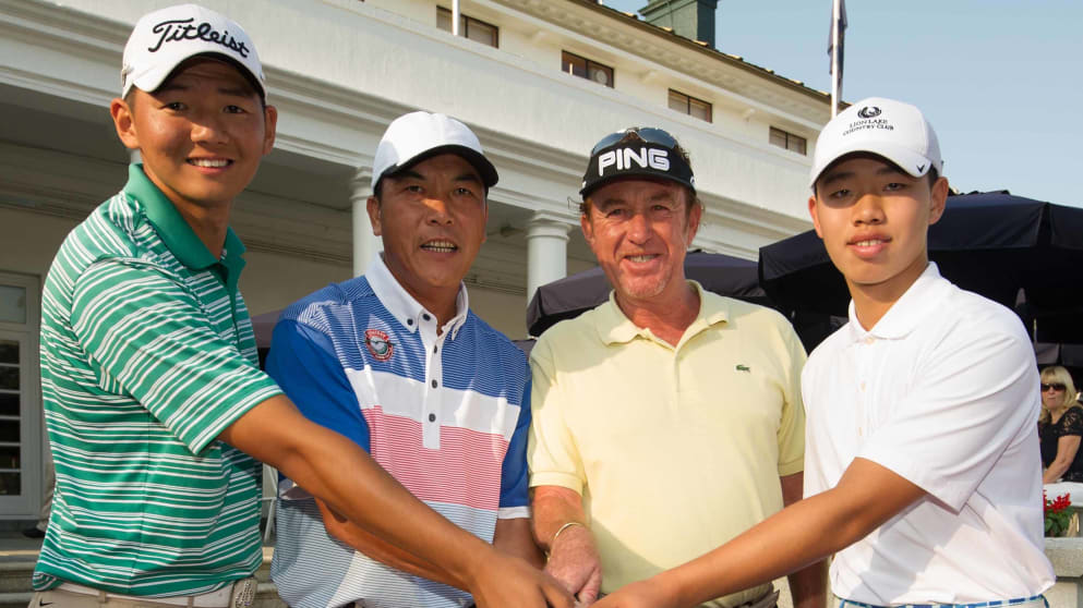 Jason Hak, Zhang Lianwei, Miguel Angel Jiménez and Guan Tianglang cut a cake to celebrate the Hong Kong Open’s 55th edition.