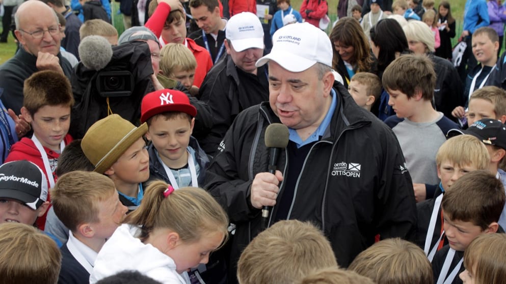 First Minister of Scotland Alex Salmond talks to Junior golfers involved with the ClubGolf scheme
