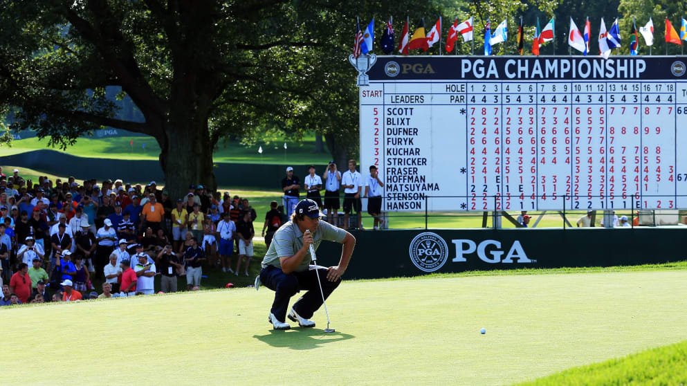 Jason Dufner lines up the birdie putt on 18 that could have handed him the first 62 in Major Championship history