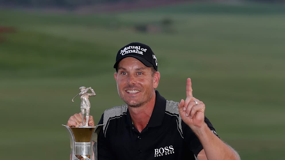Henrik Stenson with the Race to Dubai trophy
