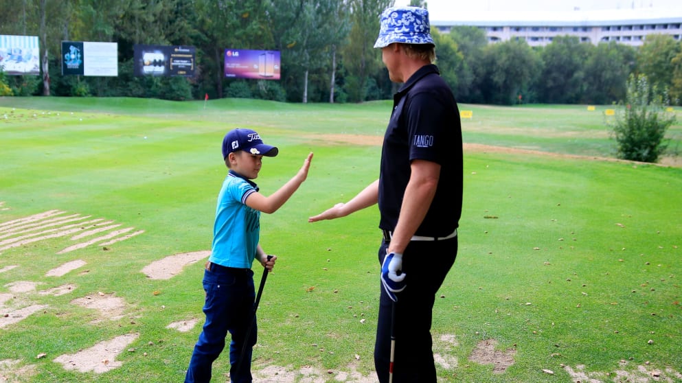 Peter Gustaffson high fives a child during a clinic (Phil Inglis)