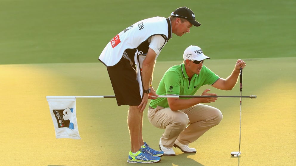 Henrik Stenson - lining up another birdie putt with his caddie at the Jumeirah Golf Estates