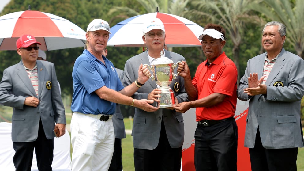 Miguel Angel Jimenez and Thongchai Jaidee are presented with the trophy by Prime Minister Datuk Seri Najib Abdul Razak