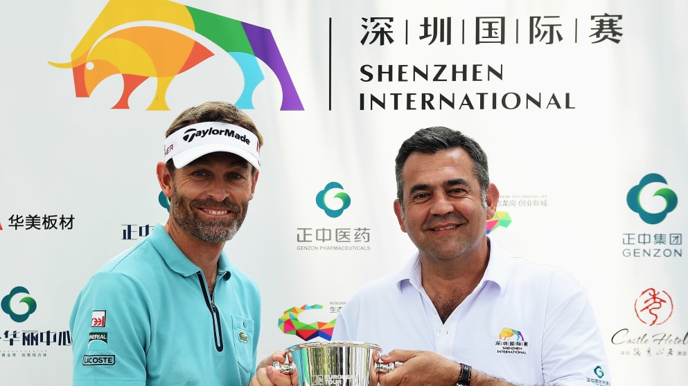 Raphael Jacquelin is presented with a silver ice bucket by Tournament Director José María Zamora
