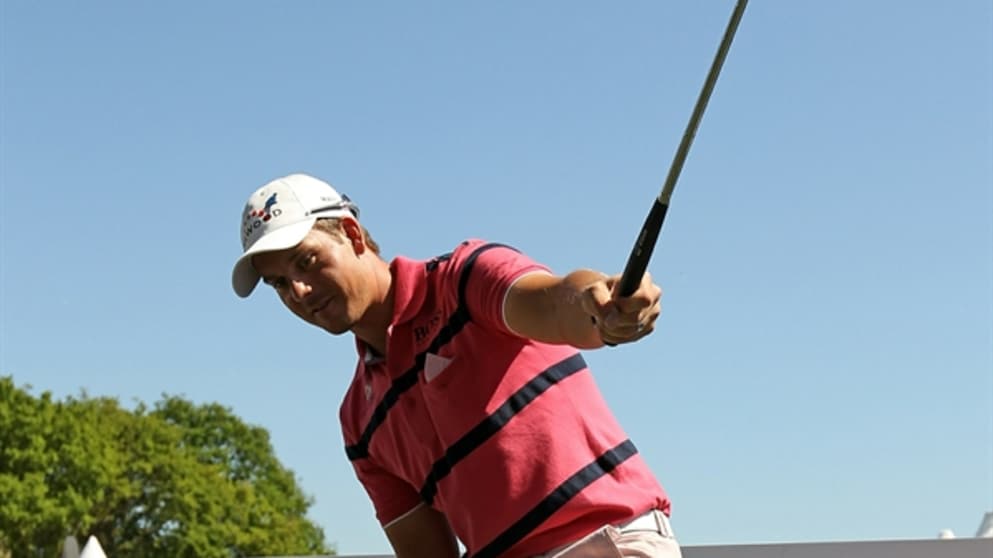 Henrik Stenson makes a contribution to Putts4charity