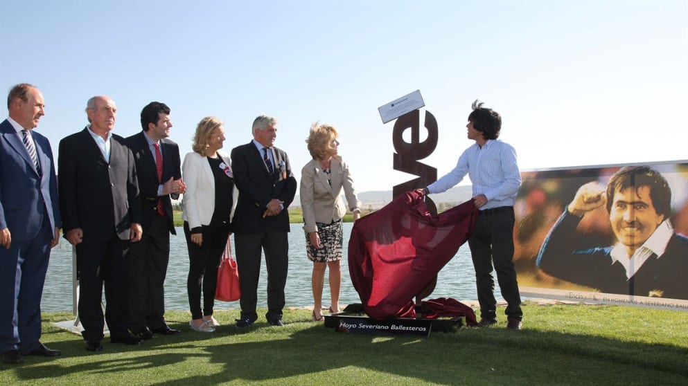 Javier Ballesteros reveals the sculpture commemorating his late father, Seve.