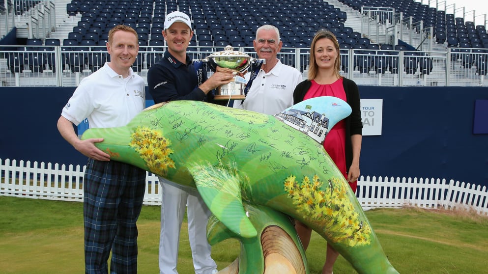 2014 Aberdeen Asset Management Scottish Open champion Justin Rose with the ARCHIE Foundation’s Golfin Dolphin - part of Aberdeen’s Wild Dolphin Trail