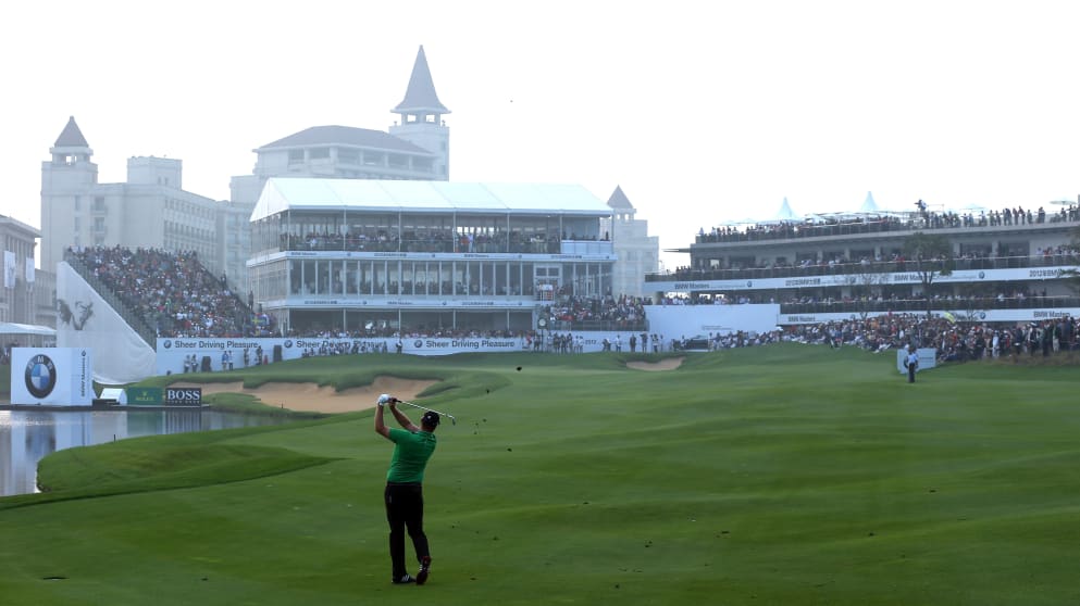Peter Hanson plays 18th at BMW Masters in 2012