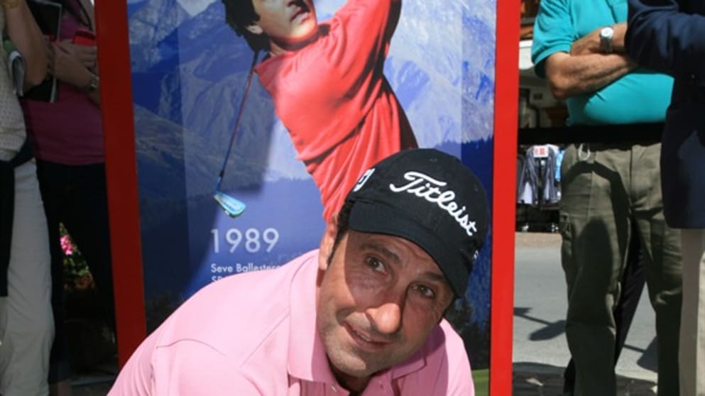 José Maria Olazábal lays a plaque for the late Seve Ballesteros, champion at Crans in '78, '79, and '89