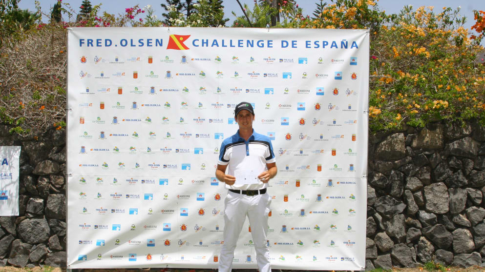 Nicolo Ravano holds his card after making 59