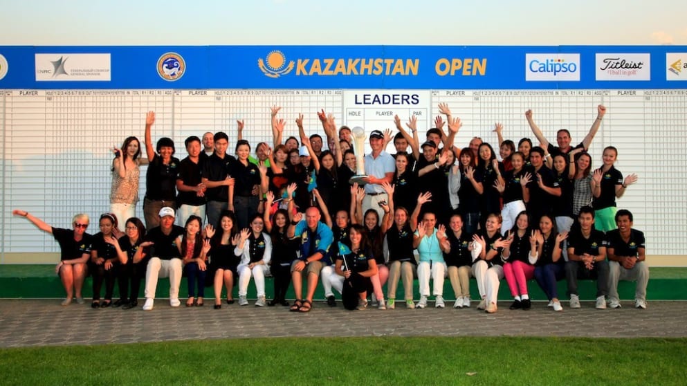 Volunteers pose with Kazakhstan Open Champion 2012 Scott Henry (Phil Inglis)