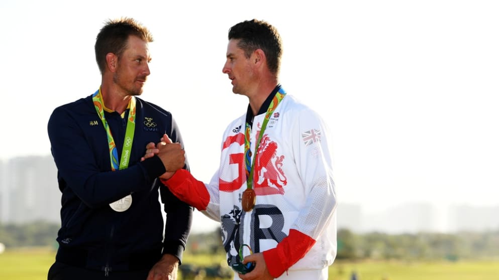 Silver medalist Henrik Stenson (l) congratulates Justin Rose