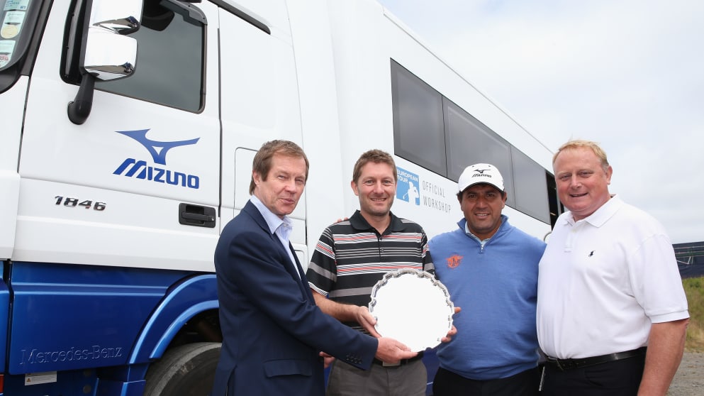 Andy Kikidas of Mizuno receives a Commemorative gift from George O'Grady (L) with Ricardo Gonzalez and Director of Tour Operations David Garland