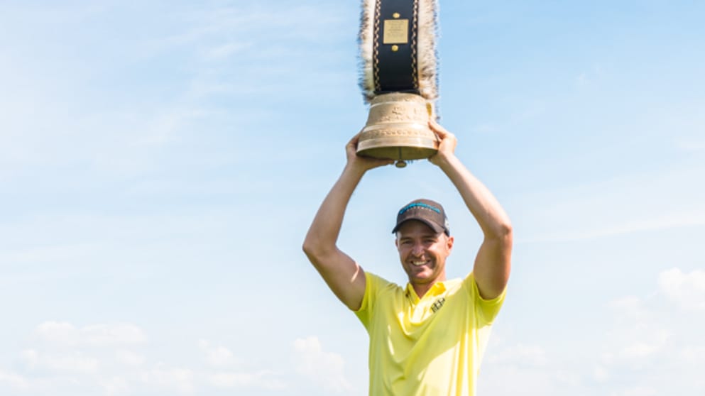 Marcel Schneider with the Swiss Challenge trophy (credit Emanuel Stotzer)