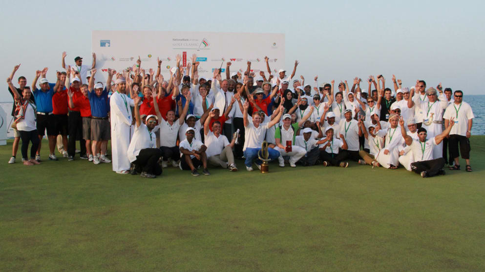 2013 National Bank of Oman Champion Roope Kakko with all of the volunteers and event staff (Ingmar Jense)